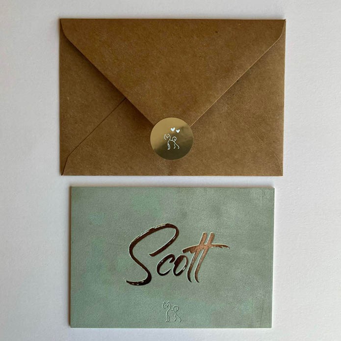 Geboortekaartje op oudgroen velvet met hondje in blinddruk