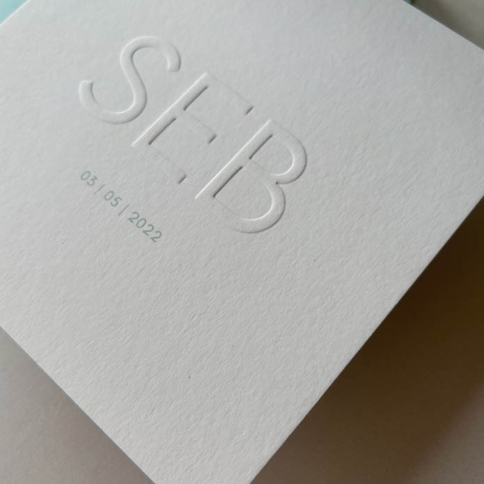 Exclusief geboortekaartje met letters in preeg