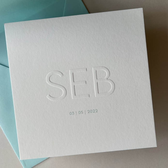 Exclusief geboortekaartje met letters in preeg