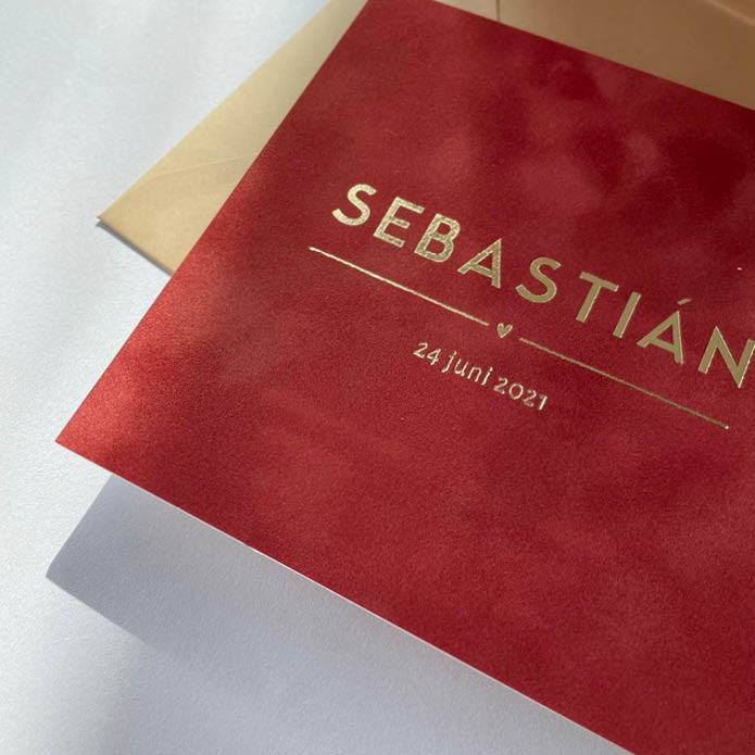 Écht velvet geboortekaartje steenrood met hartje en lijntje