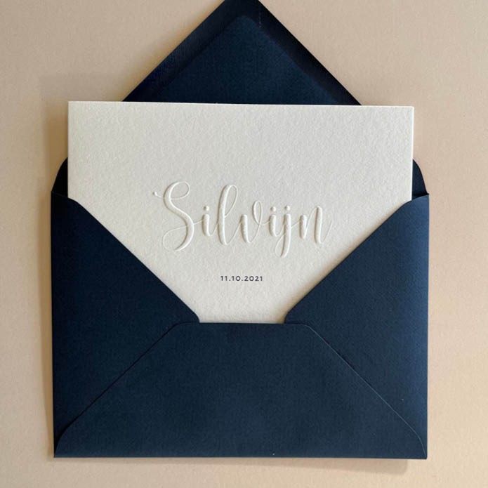 Origineel geboortekaartje met letters verhoogd