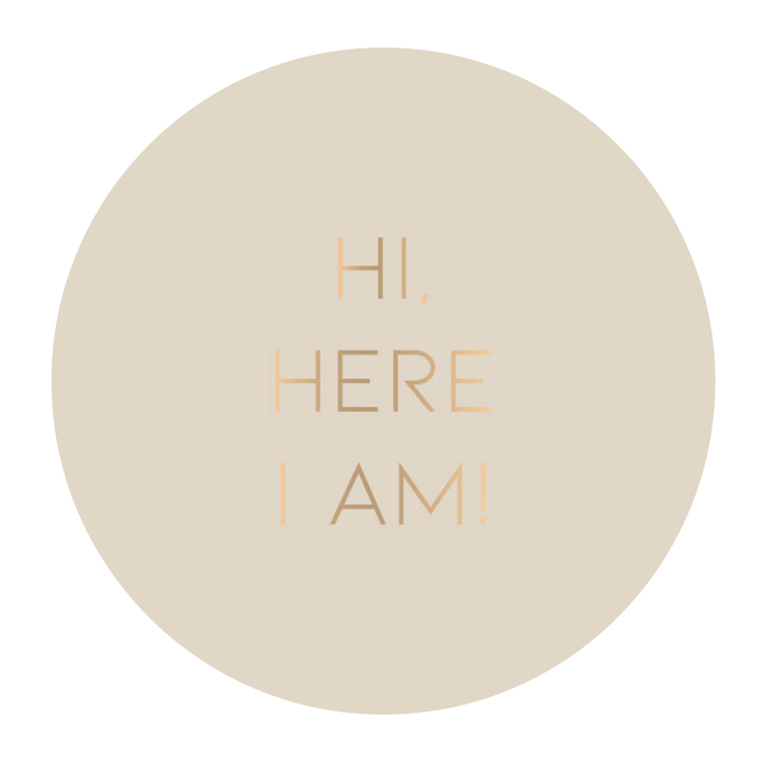Sluitsticker beige, gouden tekst 'here i am'