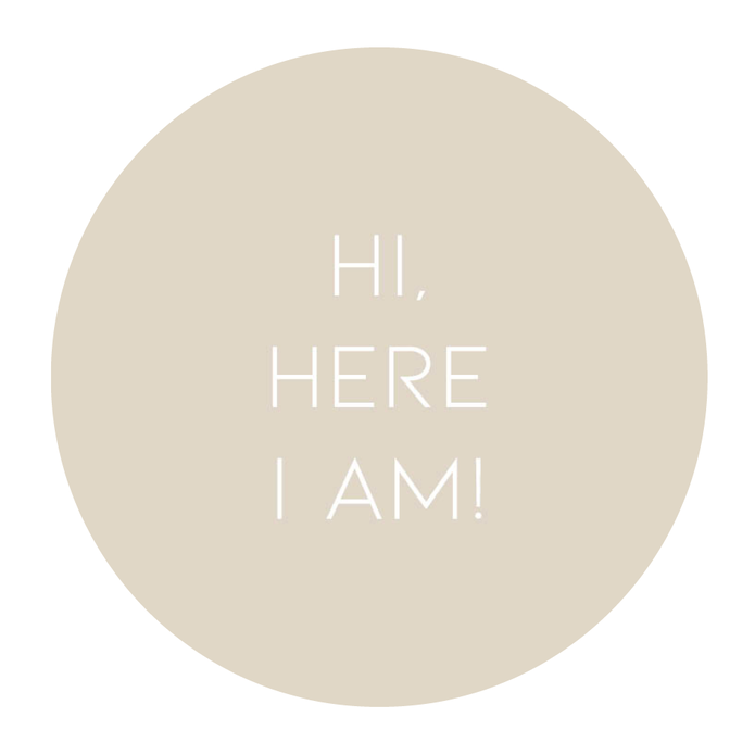 Sluitsticker beige, witte tekst 'here i am'