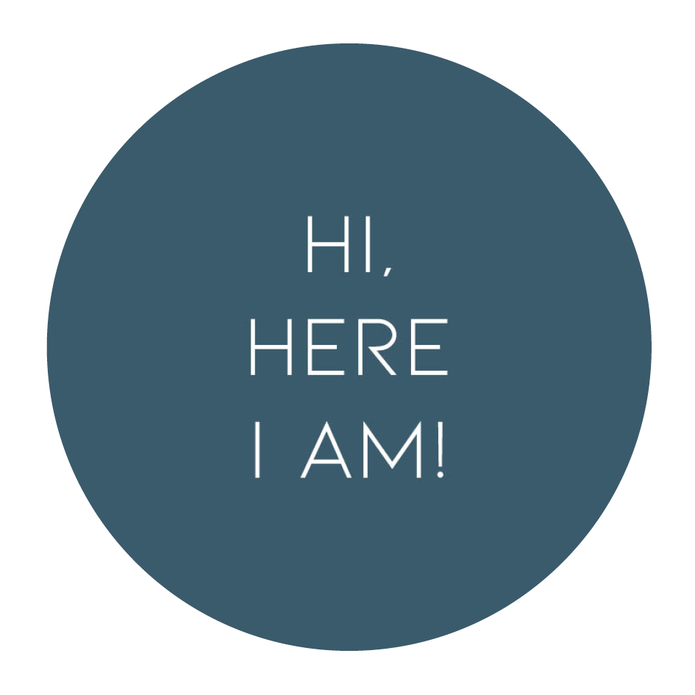 Sluitsticker jeansblauw, witte tekst 'here i am'