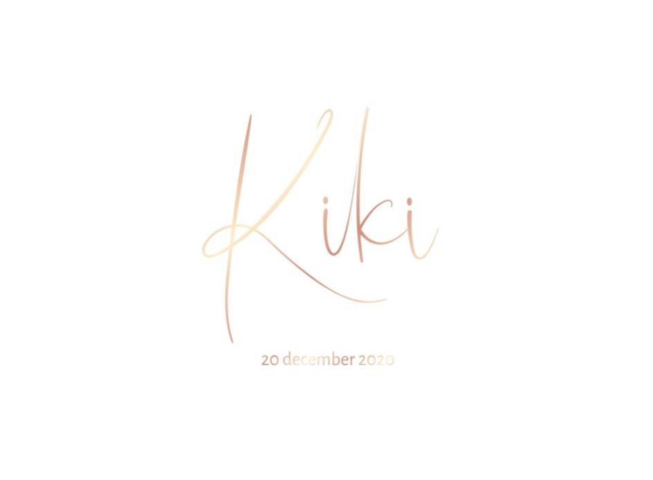 Sober en clean, wit geboortekaartje met sierlijke naam en datum in roségoudfolie