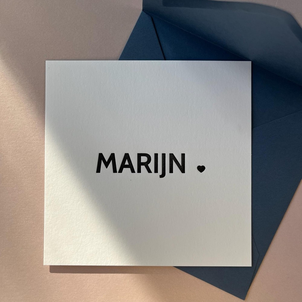 Sober letterpress geboortekaartje in wit met zwarte naam