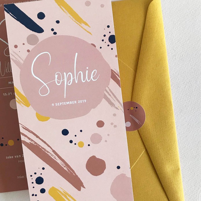 Speels geboortekaartje in kleur met verfstrepen