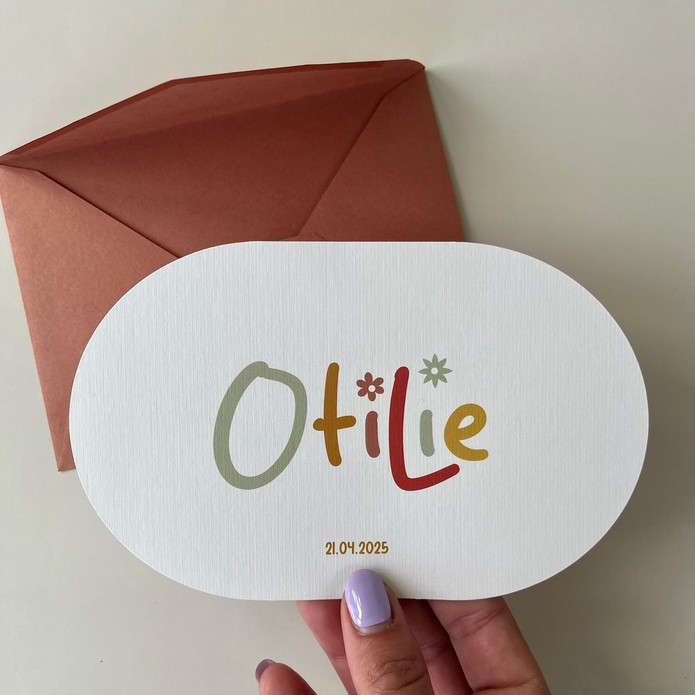 Speels geboortekaartje met vrolijke kleuren en ovale vorm | Geboortekaart meisje