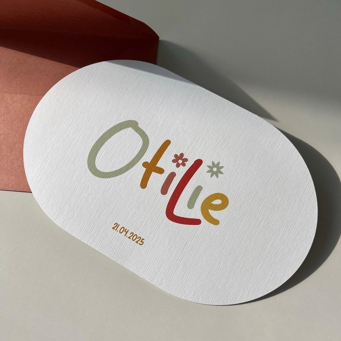 Speels geboortekaartje met vrolijke kleuren en ovale vorm | Geboortekaart meisje