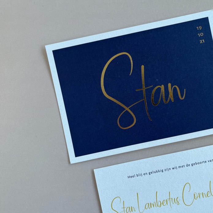 Minimalistisch donkerblauw geboortekaartje met kader