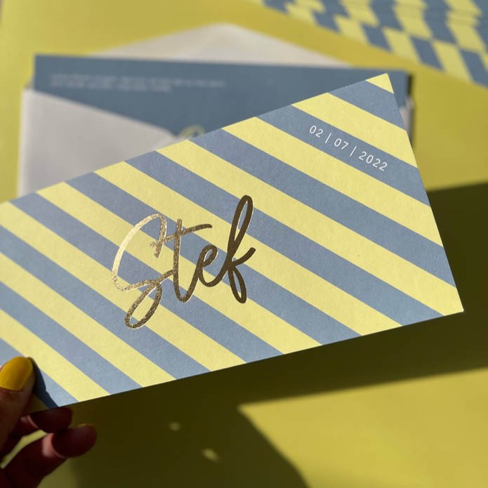 Uniek geboortekaartje ijsblauw en zachtgeel met goudfolie