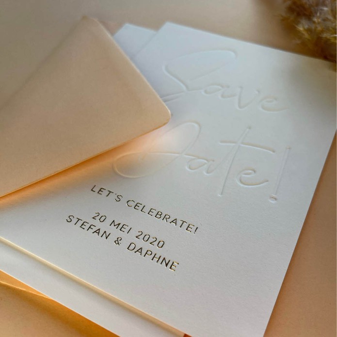 Prachtig chique save the date kaart met reliëfdruk en goudfolie