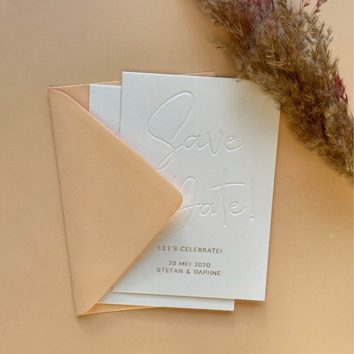 Prachtig chique save the date kaart met reliëfdruk en goudfolie