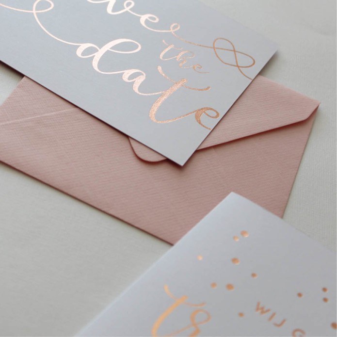 Luxe trouwkaart vierkant gevouwen met rosé goudfolie