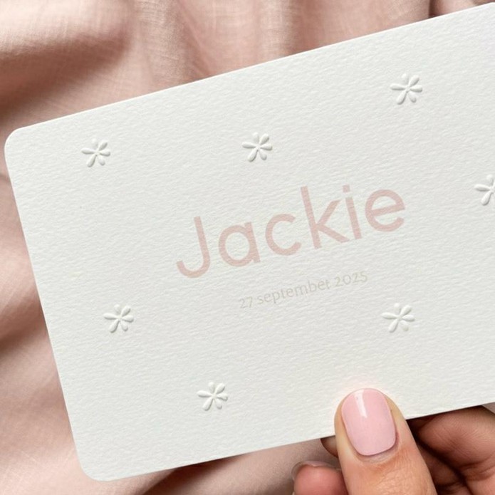 Stijlvol geboortekaartje met bloemetjes die uit het papier komen.