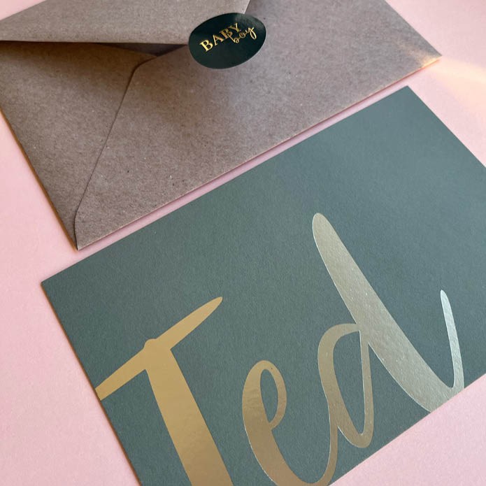 Strak mosgroen geboortekaartje met grote naam matte goudfolie