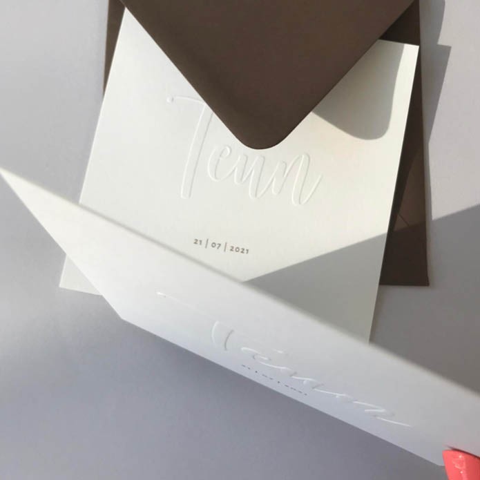 Tijdloos geboortekaartje met sierlijke letters, als Braille-effect op de kaart