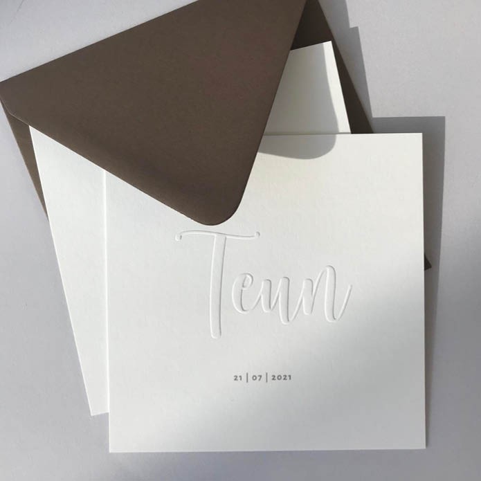 Tijdloos geboortekaartje met sierlijke letters, als Braille-effect op de kaart