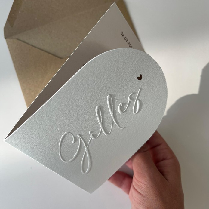 Uniek gevouwen geboortekaartje met reliëf en boogvorm