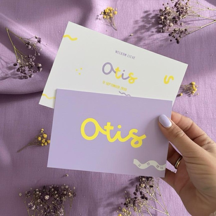 Vrolijk paars geboortekaartje met felgele naam in speels design – Otis
