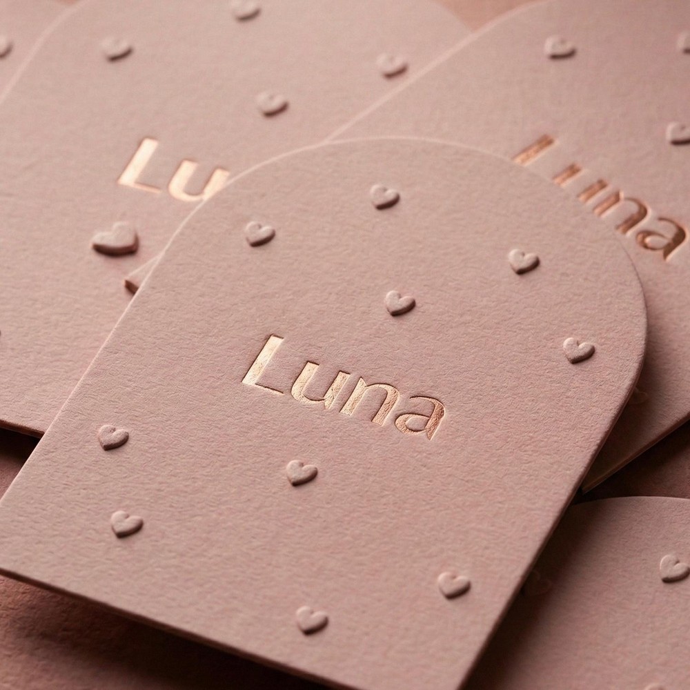 Oudroze geboortekaartje met reliëf hartjes en boogvorm