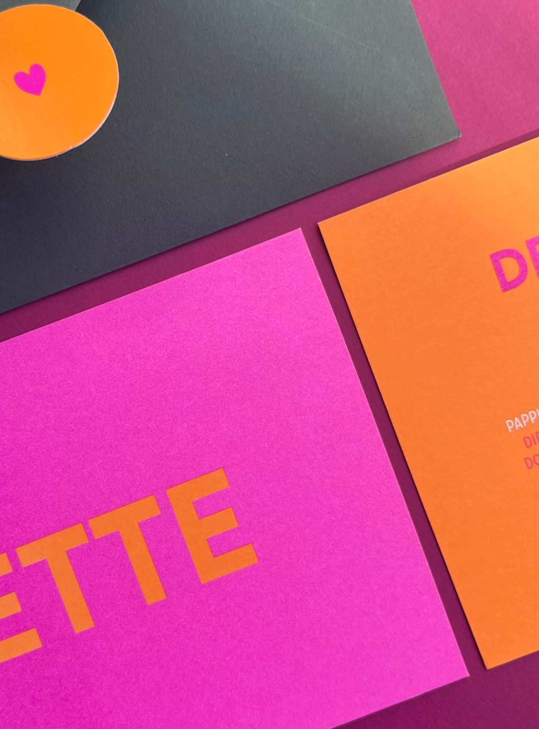 Dette is gedrukt in de kleuren Oranje en Neon paars.