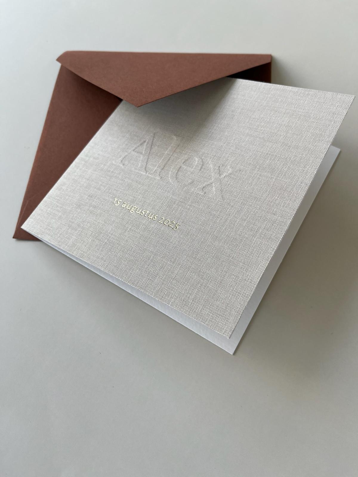 Alex is gedrukt op beige linnen, metreliëfdruk verhoogd & traditionele foliedruk. 