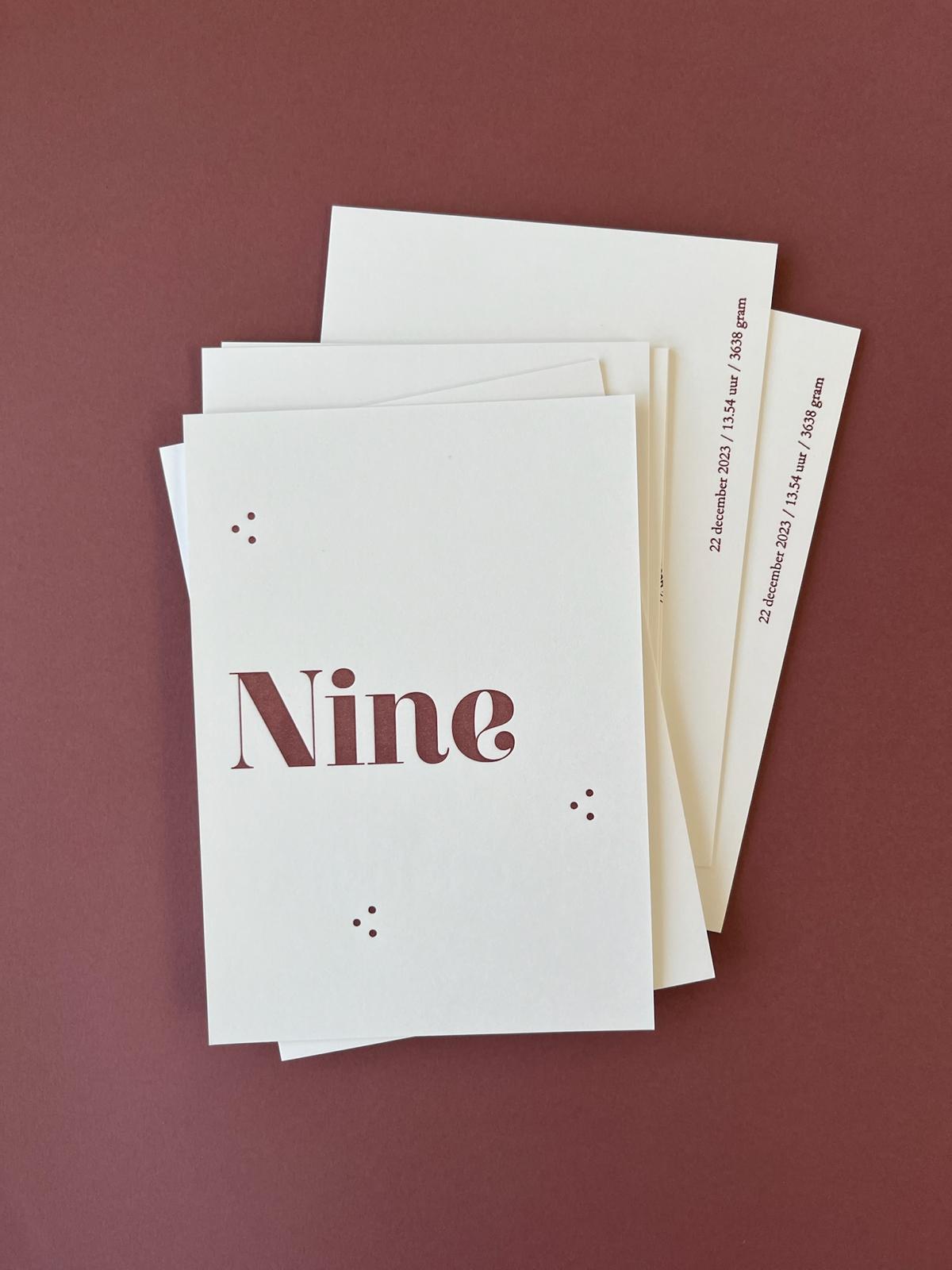 Nine is gedrukt met 1 kleur letterpress